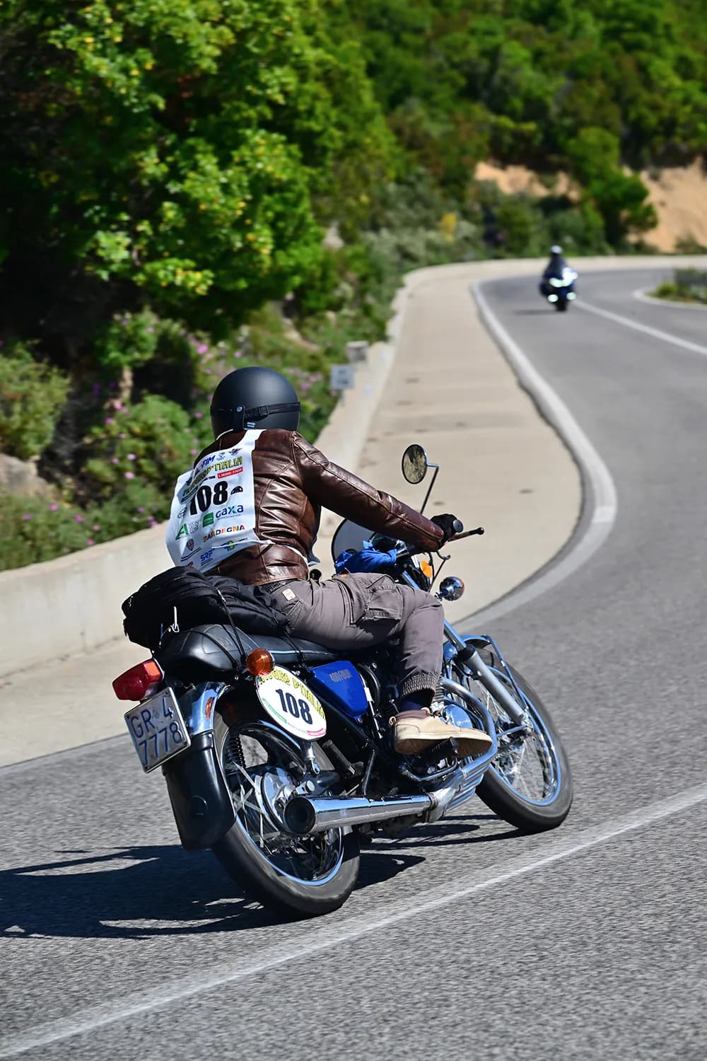 Moto d'epoca tra le rocce della gola montana